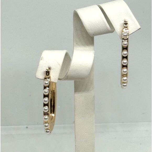ISAAC MIZRAHI Gold Tone Pearl Oval Hoop Earrings 1.5 inch approx - Picture 3 of 7